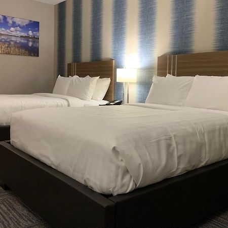 Meridian Inn & Suites Regina Airport Екстер'єр фото