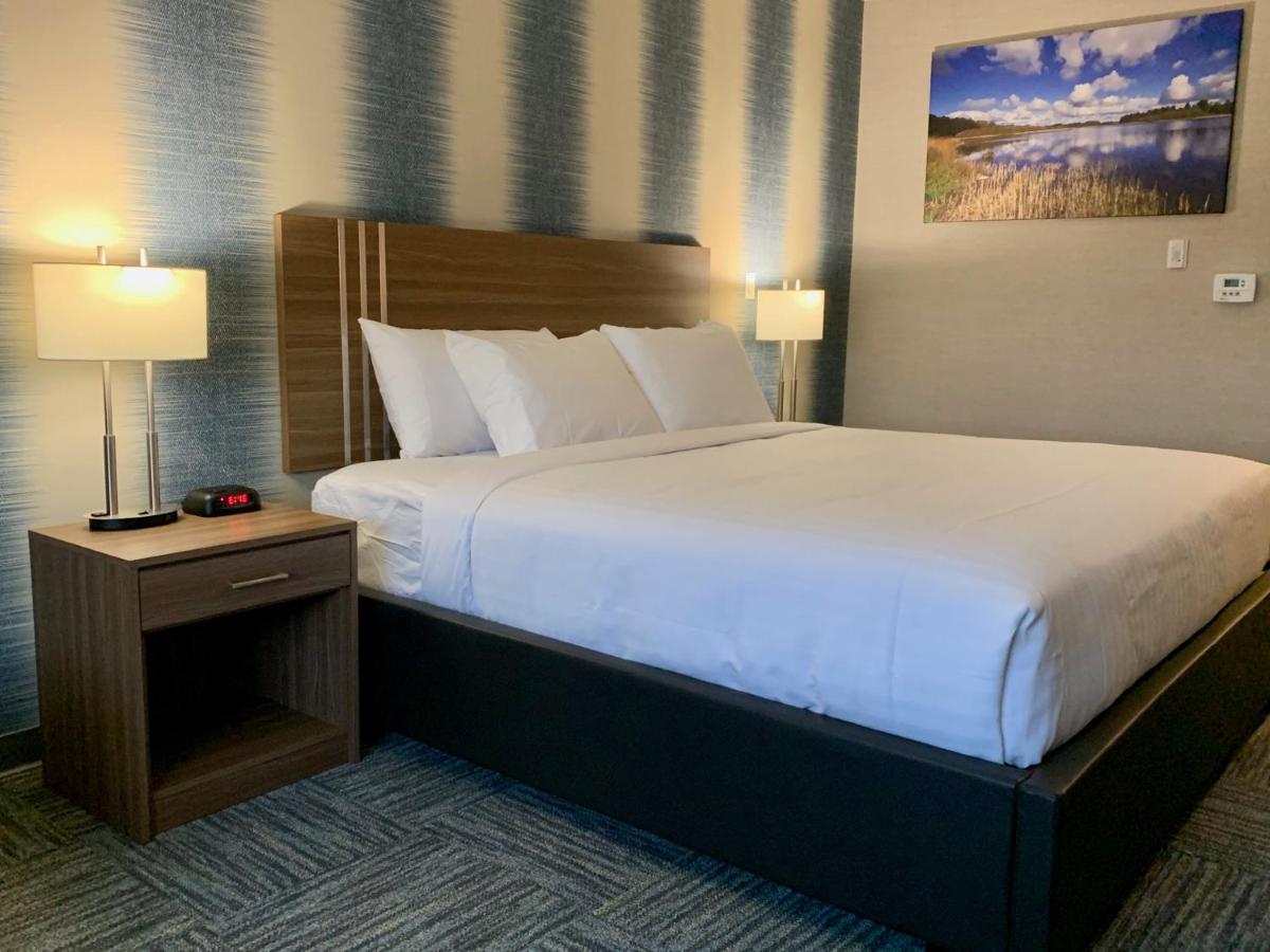 Meridian Inn & Suites Regina Airport Екстер'єр фото