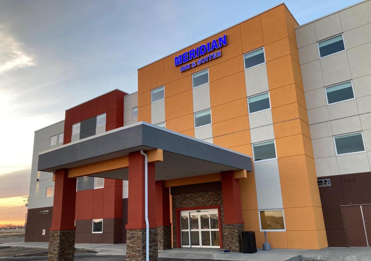 Meridian Inn & Suites Regina Airport Екстер'єр фото