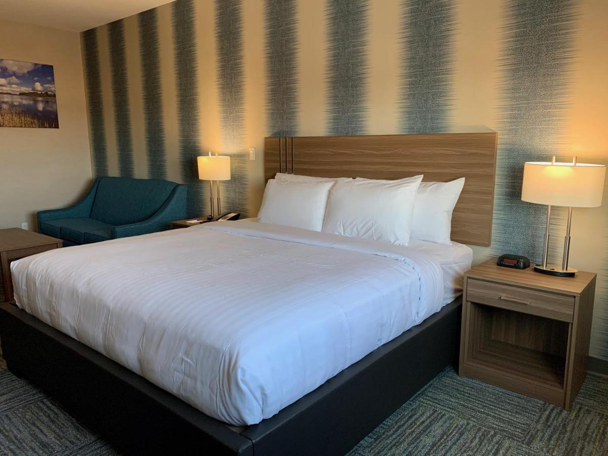 Meridian Inn & Suites Regina Airport Екстер'єр фото
